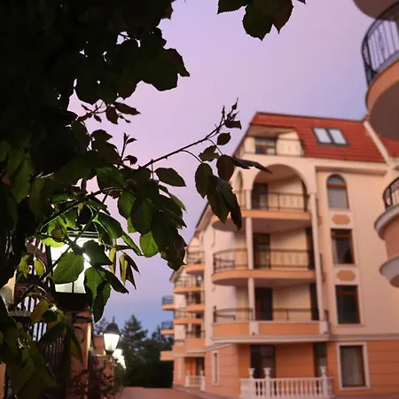 Apolonia Palace 4*