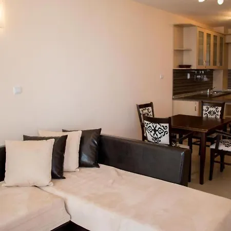 Apolonia Palace מלון דירות 4*